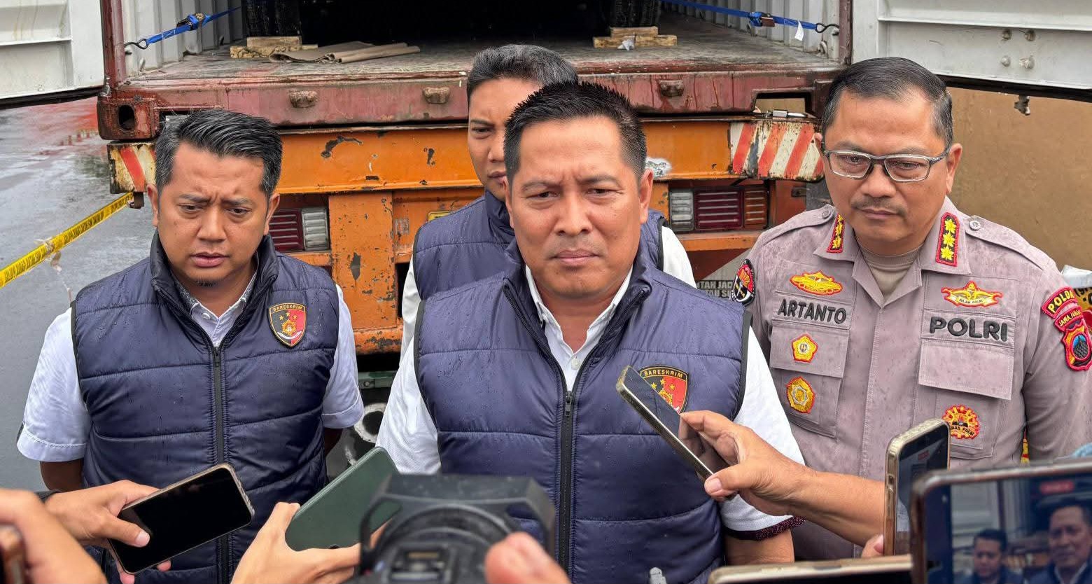 Foto - Direktur Reskrimsus Polda Jateng, Kombes Djoko Julianto, Dalam Konferensi Pers di Mako Ditreskrimsus Polda Jateng, Kota Semarang.